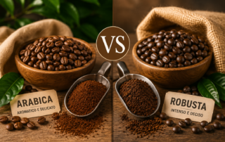 Confronto tra chicchi di caffè Arabica e Robusta con espresso in tazza, per evidenziare le differenze tra aroma, corpo e contenuto di caffeina