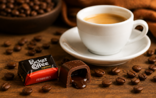 Pocket Coffee con cuore di vero caffè liquido accanto a una tazzina di espresso e chicchi di caffè