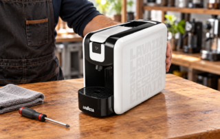 Lavazza Espresso Point MINI bianca sul banco di assistenza per manutenzione e riparazione.
